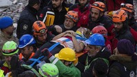 Seperti dilansir AFP, Senin (13/2/2023), para pejabat dan petugas medis mengatakan 29.605 orang tewas di Turki dan 3.574 di Suriah akibat gempa berkekuatan 7,8 pada Senin lalu. Sehingga total korban jiwa yang dikonfirmasi menjadi 33.179.  