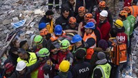 Haci Murat Kilinc beserta istrinya berhasil ditarik dari bawah puing-puing bangunan yang runtuh di Iskenderun setelah menghabiskan 109 jam terkubur di dalam celah kecil.