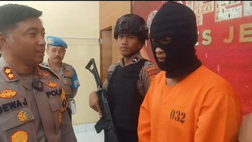 Kapolres Jembrana AKBP I Dewa Gde Juliana saat melakukan interogasi terhadap pelaku perampokan di Aula Polres Jembrana, Senin (13/2/2023).