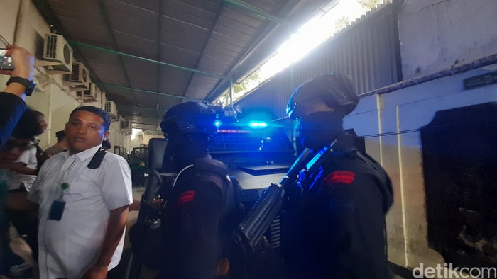 Personel polisi menjaga sidang Ferdy Sambo, 13 Februari 2023. (Ilham Oktafian/detikcom)