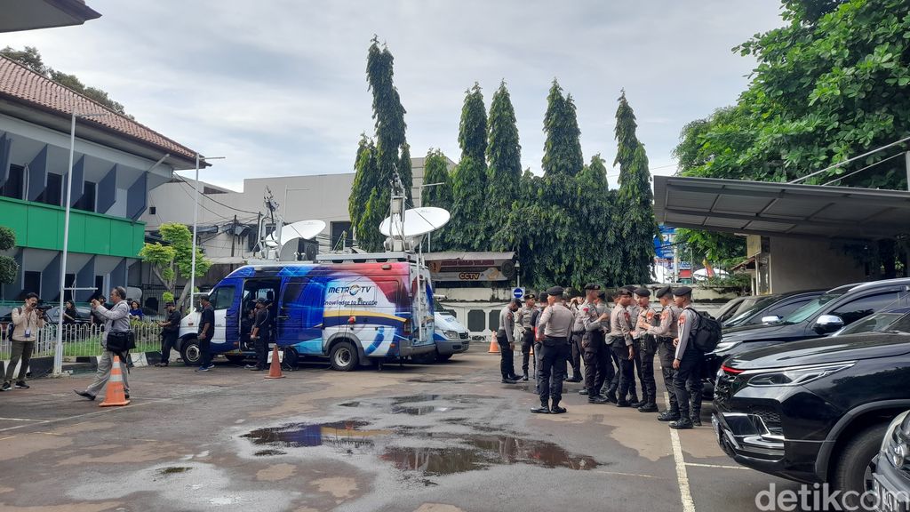 Personel polisi menjaga sidang Ferdy Sambo, 13 Februari 2023. (Ilham Oktafian/detikcom)