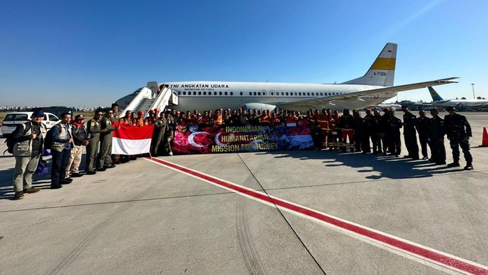 Dua pesawat TNI AU Boeing B-737-400 A-7308 dan C-130 Hercules A-1326 tiba di Bandara Adana, Turki. Pesawat tersebut akan menyalurkan bantuan dari pemerintah Indonesia untuk korban gempa di Turki.