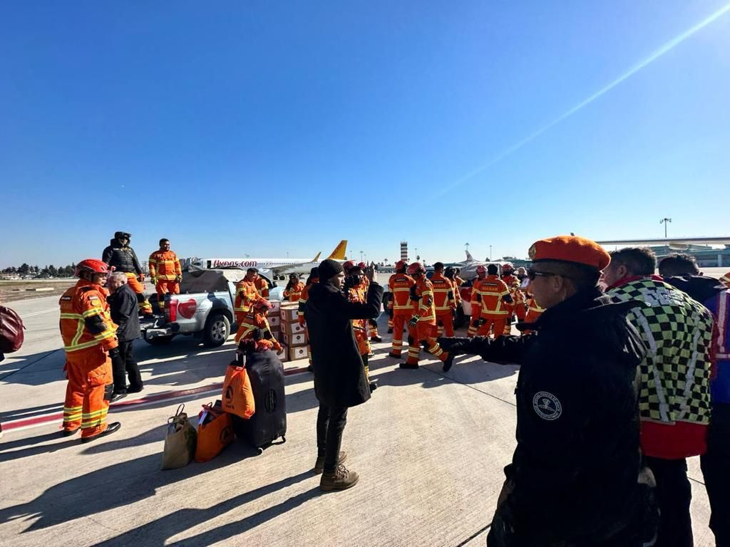 Dua pesawat TNI AU Boeing B-737-400 A-7308 dan C-130 Hercules A-1326 tiba di Bandara Adana, Turki. Pesawat tersebut akan menyalurkan bantuan dari pemerintah Indonesia untuk korban gempa di Turki.