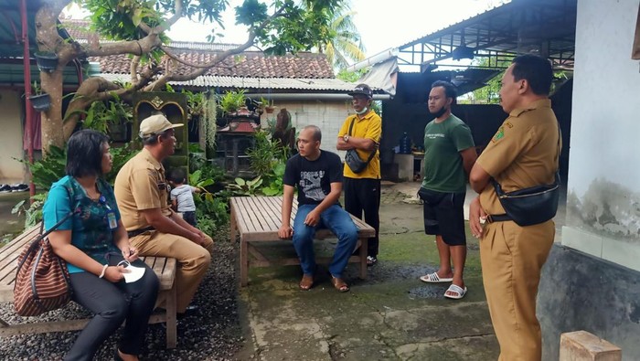 Petugas Kesehatan Hewan Bidang Keswan dan Kesmavet Dinas Pertanian dan Pengan Jembrana saat  menginvestigasi kasus warga meninggal dengan riwayat digigit anjing di Banjar Anyar, Desa Penyaringan, Kecamatan Mendoyo, Jembrana, Bali, Senin (13/2/2023).
