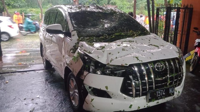 Pohon tumbang timpa Innova di Barata Jaya Surabaya