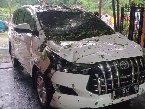 Pohon tumbang timpa Innova di Barata Jaya Surabaya