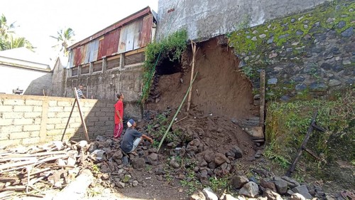 Pohon Tumbang timpa rumah warga di Kelurahan Kelurahan Banyuning, Kecamatan Buleleng, Kabupaten Buleleng, Bali, Senin (13/2/2023).