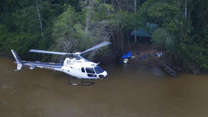 Polisi Brasil Hancurkan Puluhan Pesawat dari Tambang Ilegal A Brazil Environmental Agency helicopter flies over an illegal mining camp during an operation to try to contain illegal mining in Yanomami Indigenous territory, Roraima state, Brazil, Saturday, Feb. 11, 2023. (AP Photo/Edmar Barros)