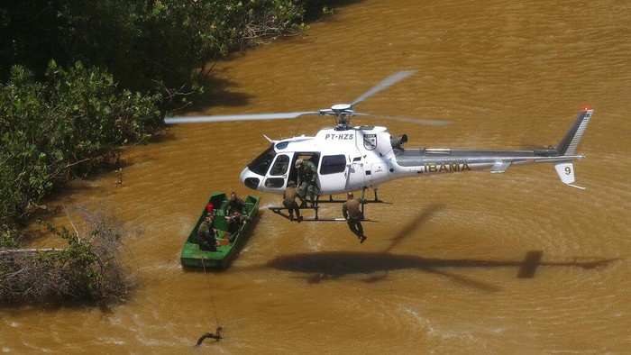 Polisi Brasil Hancurkan Puluhan Pesawat dari Tambang Ilegal A Brazil Environmental Agency helicopter flies over an illegal mining camp during an operation to try to contain illegal mining in Yanomami Indigenous territory, Roraima state, Brazil, Saturday, Feb. 11, 2023. (AP Photo/Edmar Barros)