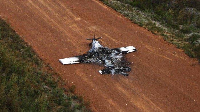 Polisi Brasil Hancurkan Puluhan Pesawat dari Tambang Ilegal A Brazil Environmental Agency helicopter flies over an illegal mining camp during an operation to try to contain illegal mining in Yanomami Indigenous territory, Roraima state, Brazil, Saturday, Feb. 11, 2023. (AP Photo/Edmar Barros)