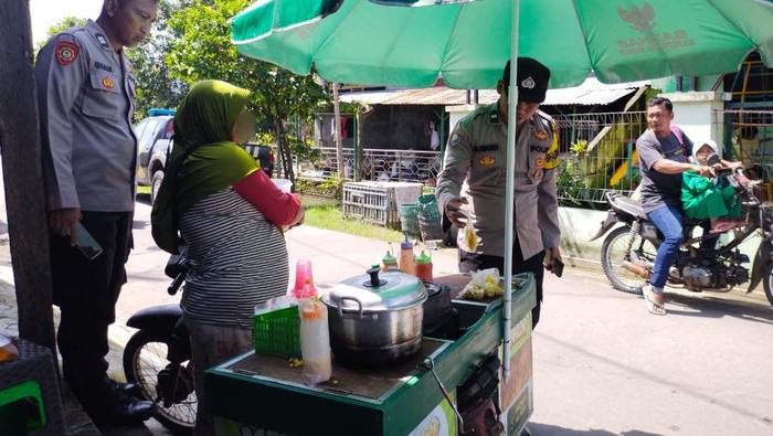Polisi memeriksa makanan yang dijual pedagang di sekitar SDN 2 Mejobo, Kudus, Senin (13/2/2023).