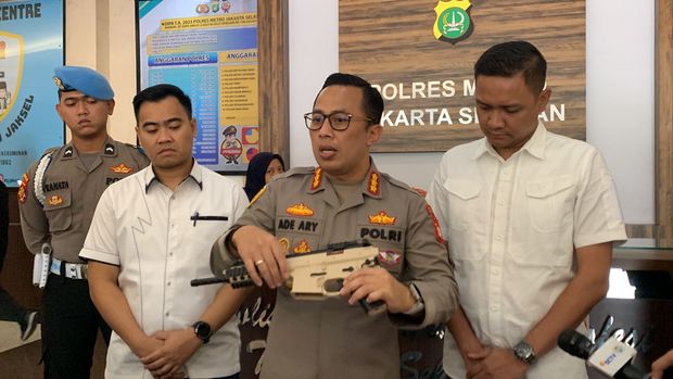 Polisi tunjukkan senjata replika dipakai pengemudi Fortuner di Jaksel.