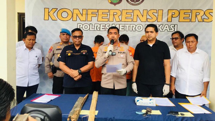 Polres Metro Bekasi menangkap debt collector yang melakukan pemukulan terhadap anggota ormas di Bekasi.