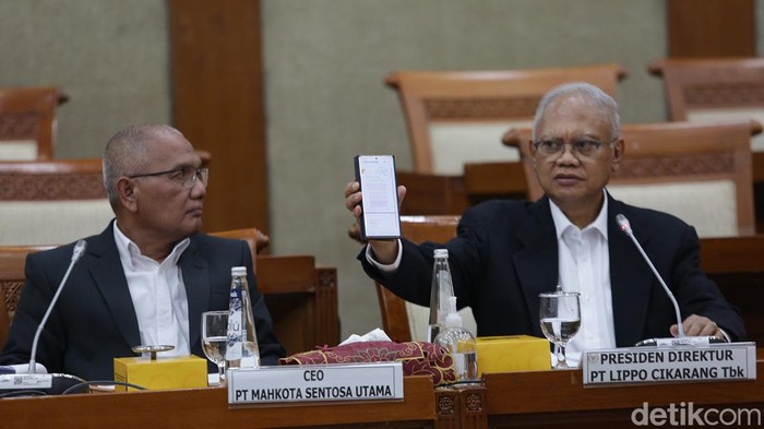 Bos Meikarta Ketut Budi Wijaya memenuhi panggilan DPR dalam RDPU bersama Komisi VI. Meikarta mencabut gugatan Rp 56 miliar ke konsumen.