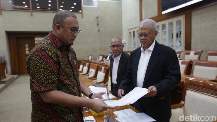 Bos Meikarta Ketut Budi Wijaya memenuhi panggilan DPR dalam RDPU bersama Komisi VI. Meikarta mencabut gugatan Rp 56 miliar ke konsumen.