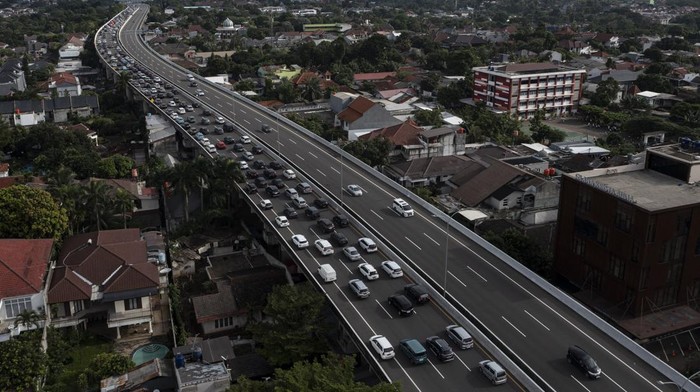 Potret 'Jalur Neraka' ke Jakarta Sejumlah kendaraan keluar dari Gerbang Tol Cilandak Utama di Jakarta, Senin (13/2/2023). Sejak jalan Tol Cijago Seksi 3A Kukusan-Krukut tersambung dan beroperasi dengan jalan Tol Desari, arus kendaraan yang melintas di Tol Desari terpantau padat hingga terjadi kemacetan saat jam berangkat kerja. ANTARA FOTO/Sigid Kurniawan/nym.
