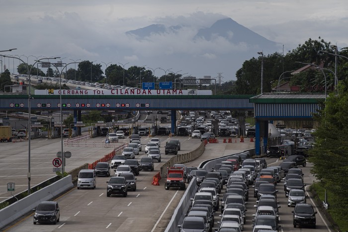 Sejumlah kendaraan keluar dari Gerbang Tol Cilandak Utama di Jakarta, Senin (13/2/2023). Sejak jalan Tol Cijago Seksi 3A Kukusan-Krukut tersambung dan beroperasi dengan jalan Tol Desari, arus kendaraan yang melintas di Tol Desari terpantau padat hingga terjadi kemacetan saat jam berangkat kerja. ANTARA FOTO/Sigid Kurniawan/nym.