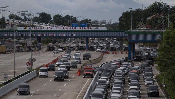 Sejumlah kendaraan keluar dari Gerbang Tol Cilandak Utama di Jakarta, Senin (13/2/2023). Sejak jalan Tol Cijago Seksi 3A Kukusan-Krukut tersambung dan beroperasi dengan jalan Tol Desari, arus kendaraan yang melintas di Tol Desari terpantau padat hingga terjadi kemacetan saat jam berangkat kerja. ANTARA FOTO/Sigid Kurniawan/nym.