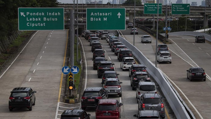 Sejumlah kendaraan keluar dari Gerbang Tol Cilandak Utama di Jakarta, Senin (13/2/2023). Sejak jalan Tol Cijago Seksi 3A Kukusan-Krukut tersambung dan beroperasi dengan jalan Tol Desari, arus kendaraan yang melintas di Tol Desari terpantau padat hingga terjadi kemacetan saat jam berangkat kerja. ANTARA FOTO/Sigid Kurniawan/nym.