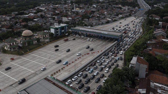 Potret 'Jalur Neraka' ke Jakarta Sejumlah kendaraan keluar dari Gerbang Tol Cilandak Utama di Jakarta, Senin (13/2/2023). Sejak jalan Tol Cijago Seksi 3A Kukusan-Krukut tersambung dan beroperasi dengan jalan Tol Desari, arus kendaraan yang melintas di Tol Desari terpantau padat hingga terjadi kemacetan saat jam berangkat kerja. ANTARA FOTO/Sigid Kurniawan/nym.