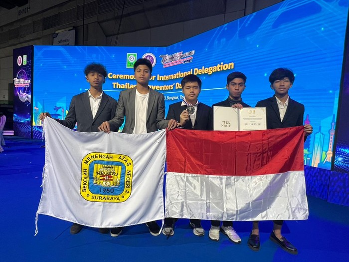 Prestasi gemilang ditorehkan lima siswa SMA Negeri 2 (SMADA) Surabaya dalam ajang Bangkok International Intellectual Property, Invention, Innovation and Technology Exposition (IPITEx).