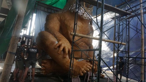 Proses pengerjaan ogoh-ogoh bayi ukuran jumbo di Abiansemal, Badung, Bali.