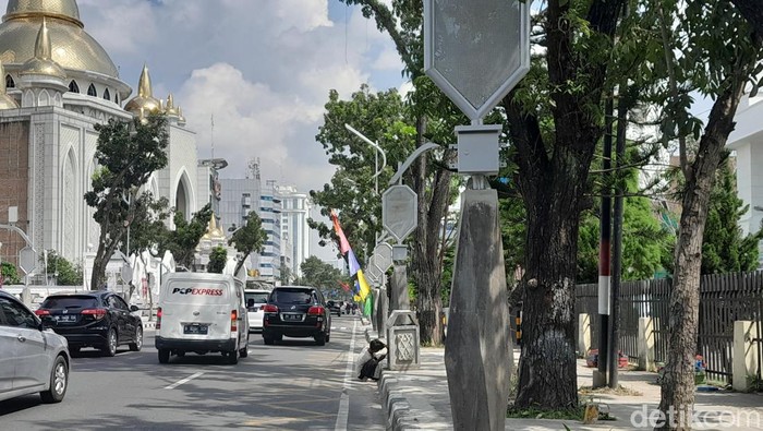 Proyek lampu jalan di Medan.