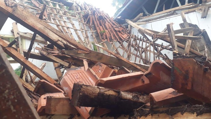 Puing berserakan saat sekolah di Pangandaran ambruk.