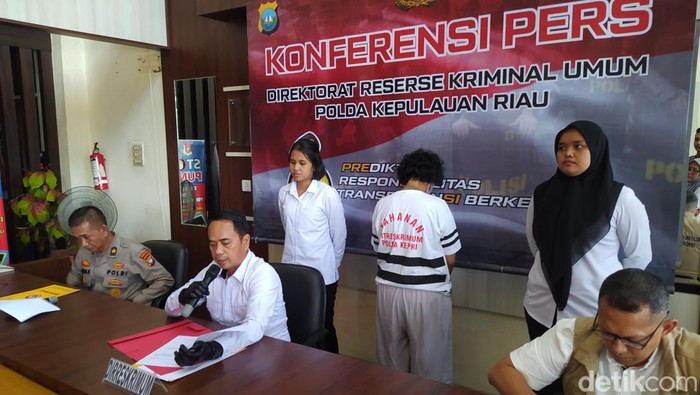 R( 49) WNA asal Malaysia pelaku perekrut PMI ilegal saat dibawa oleh Subdit IV Ditreskrimum Polda Kepri. (Alamudin/detikSumut)