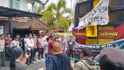 Ratusan warga Desa Ungga, Kecamatan Praya Barat Daya, Lombok Tengah, kembali mendemo kepala desa yang dituding meminta foto bugil salah satu warganya, Senin (13/2/2023).