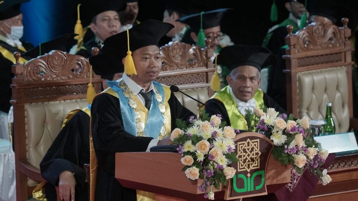 Rektor UIN Sunan Kalijaga Prof Al Makin saat menyampaikan pidato di Penganugerahan Gelar Doktor Honoris Causa di Auditorium Prof H M Amin Abdullah, UIN Sunan Kalijaga, Yogyakarta, Senin (13/2/2023).