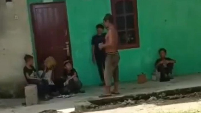 Remaja di Medan diduga bongkar kota infak sambil ngelem. (Foto: Istimewa)