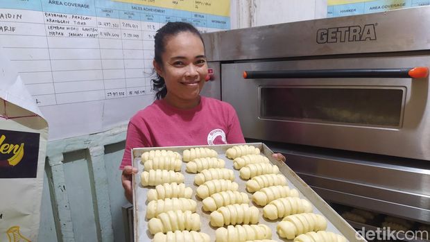 Renata Hollys Marlina owner toko roti iklan bak caleg di Magelang. Foto diunggah Senin (13/2/2023)
