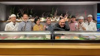 Sebagai pengusaha, Rieta Amilia memiliki banyak rekan bisnis di dunia kuliner. Ini momen Rieta makan bersama chef Yongki Gunawan, Desiree Tarigan, dan chef Chandra. Mereka menikmati sushi di restoran milik chef Chandra. Foto: Instagram @rieta_amilia