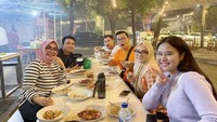 Momen Rieta Amilia sempat kulineran dengan YouTuber Hobby Makan di sebuah tempat makan sate. Mereka tampak menikmati sate ayam hingga tongseng. Foto: Instagram @rieta_amilia