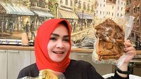 Rieta Amilia juga hobi memasak. Bahkan, sering membuat bisnis kuliner. Ia pernah menjual ayam ungkep beku untuk digoreng dan dibakar. Foto: Instagram @rieta_amilia