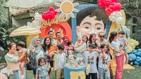 Saat ulang tahun Rafathar, begini momen Rieta Amilia foto bersama dengan seluruh keluarga. Mereka tampak bahagia merayakan ulang tahun Rafathar dengan kue yang lucu. Foto: Instagram @rieta_amilia