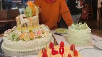 Tak hanya tumpeng, tapi Rieta Amilia juga mendapatkan banyak kue ulang tahun. Ada kue klepon hingga cheesecake lezat. Foto: Instagram @rieta_amilia