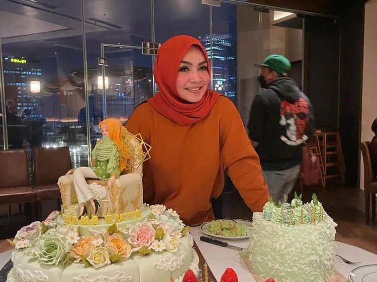 10 Momen Rieta Amilia Kulineran, Makan Durian hingga Ngopi