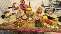 Ini momen ulang tahun Rieta Amilia tahun lalu ke 60 tahun. Ia mendapatkan tumpeng berukuran jumbo yang lauknya sangat beragam. Foto: Instagram @rieta_amilia