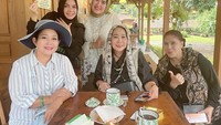 Begini momen Rieta ketika diundang ke peresmian Kopi Klotok yang ada di Bogor, Jawa Barat. Mereka tampak menikmati secangkir kopi. Foto: Instagram @rieta_amilia