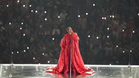 Rihanna membuka penampilannya di Super Bowl lewat Bitch Better Have My Money. Foto: AP/Ashley Landis