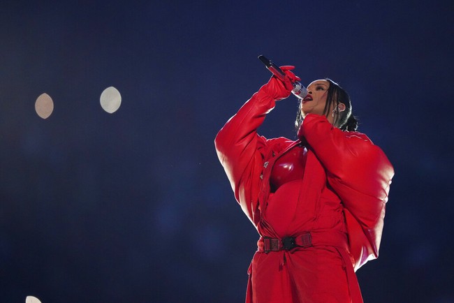 Tentunya performa penyanyi asal Barbados ini akan terasa biasa-biasa saja jika busananya tidak disiapkan secara matang. Untuk momen bersejarah ini, sejumlah kreasi dari dua desainer ternama menjadi andalan. (Foto: AP/Ashley Landis)