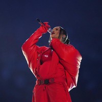 Tentunya performa penyanyi asal Barbados ini akan terasa biasa-biasa saja jika busananya tidak disiapkan secara matang. Untuk momen bersejarah ini, sejumlah kreasi dari dua desainer ternama menjadi andalan. (Foto: AP/Ashley Landis)