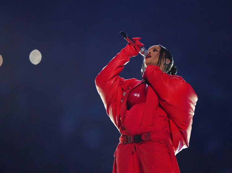 Rihanna Membara di Super Bowl, Tampil dalam Kondisi Hamil