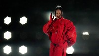 Publik pun berasumsi Rihanna tengah hamil anak kedua dengan A$AP Rocky. Foto: AP/Ashley Landis