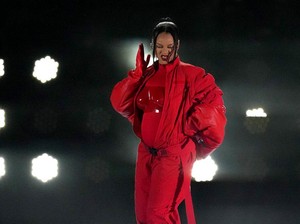 Rihanna Tampil di Super Bowl, Penonton Salfok Sama Perut
