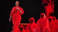 Tak lama, kabar tersebut langsung dikonfirmasi oleh pihak Rihanna. Ia tengah mengandung anak kedua. Foto: AP/Ashley Landis