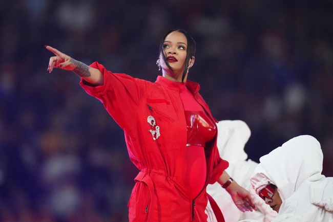 Halftime Show Super Bowl 2023 yang berlangsung di State Farm Arena di Glendale, Arizona, AS, pada Minggu (12/2/2023) malam, menjadi penampilan perdana Rihanna setelah lima tahun lebih absen bernyanyi di panggung. Rihanna tampil di paruh waktu pertandingan final liga football tingkat nasional yang mempertemukan Philadelphia Eagles dan Kansas City Chiefs. (Foto: AP/Ashley Landis)