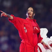 Halftime Show Super Bowl 2023 yang berlangsung di State Farm Arena di Glendale, Arizona, AS, pada Minggu (12/2/2023) malam, menjadi penampilan perdana Rihanna setelah lima tahun lebih absen bernyanyi di panggung. Rihanna tampil di paruh waktu pertandingan final liga football tingkat nasional yang mempertemukan Philadelphia Eagles dan Kansas City Chiefs. (Foto: AP/Ashley Landis)